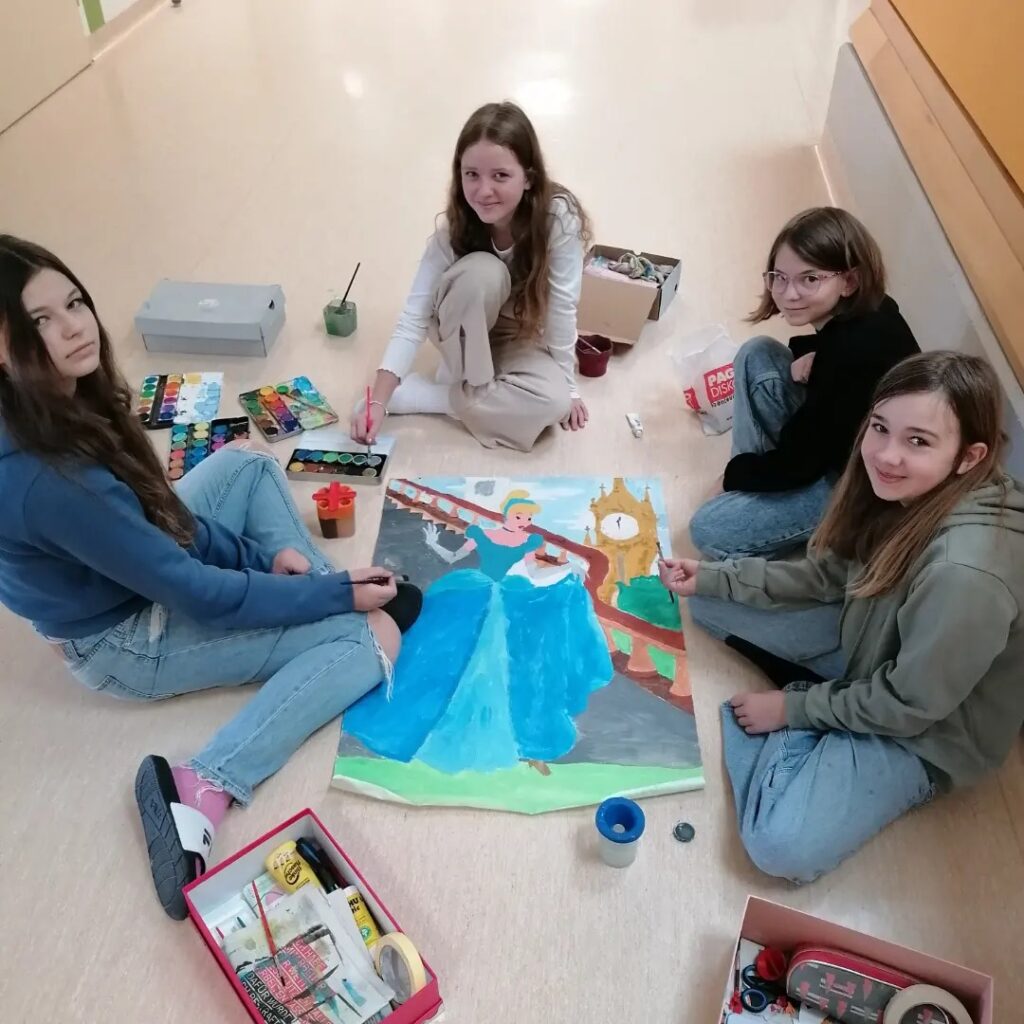 Schüler malen gemiensam ein Bild